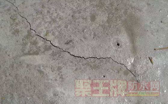 没有做保护层，后期施工造成破坏图