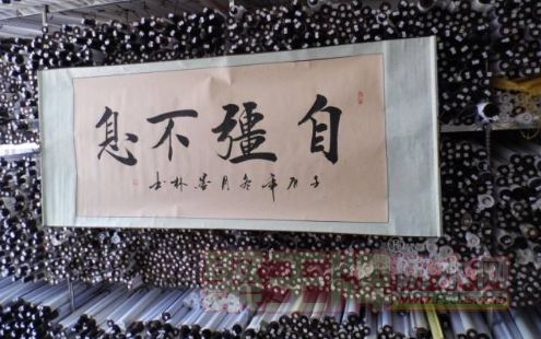 就算生活给你狂风暴雨， 你也要拼尽全力撑伞前行