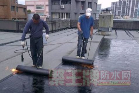 卷材搭接宽度和铺贴要顺直，同时要严格按照基层所弹标线施工。