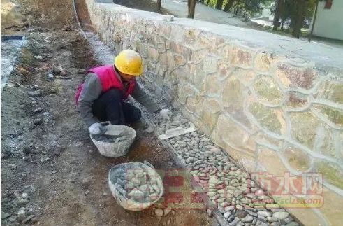 正在铺设的散水.png